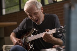 Hombre mayor tocando la guitarra