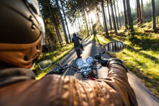 Hombre en motocicleta en el bosque